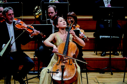 최하영은 독일 크론베르크 아카데미에서 학사와 석사를 졸업하고, 동 음악원에서 프로페셔널 스터디 프로그램을 마쳤다. 2020년부터는 베를린 예술대의 볼프강 에마뉘엘 슈미트에게 배우고 있다.